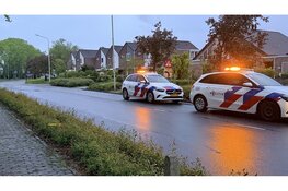 Automobilist rijdt na botsing door op Voorburggracht in Zuid Scharwoude
