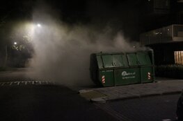 Appartementencomplex onder rook door forse containerbrand in Heerhugowaard