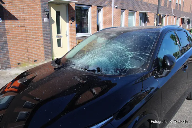 Auto beschadigd na explosie in Heerhugowaard