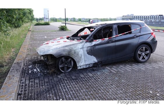 Auto door brand verwoest langs Strand van Luna