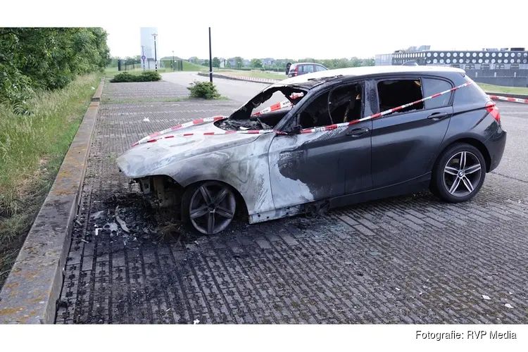 Auto door brand verwoest langs Strand van Luna