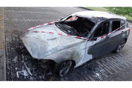 Auto door brand verwoest langs Strand van Luna