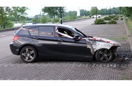 Auto door brand verwoest langs Strand van Luna