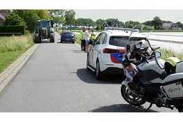 Auto belandt in sloot langs Donkereweg in Heerhugowaard