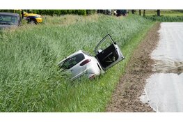 Auto belandt in sloot langs Donkereweg in Heerhugowaard