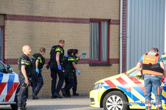 Zwaargewonden na melding van steekincident aan Coulombstraat in Heerhugowaard, politie houdt pand onder schot