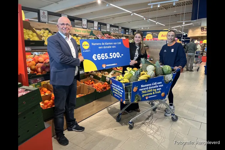 Femke Kok overhandigt namens Lidl recorddonatie aan Voedselbanken Nederland: 760.000 kg verse groente en fruit