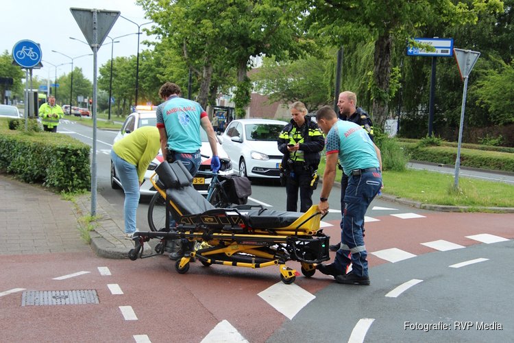 Fietser glijdt uit over witte blokmarkering op rotonde in Heerhugowaard