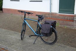 Fietser glijdt uit over witte blokmarkering op rotonde in Heerhugowaard