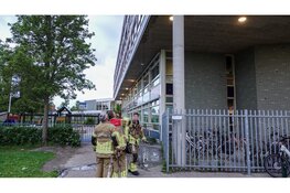 Wateroverlast door verstopt toilet in Heerhugowaard, brandweer slaat raam stuk om pand te betreden