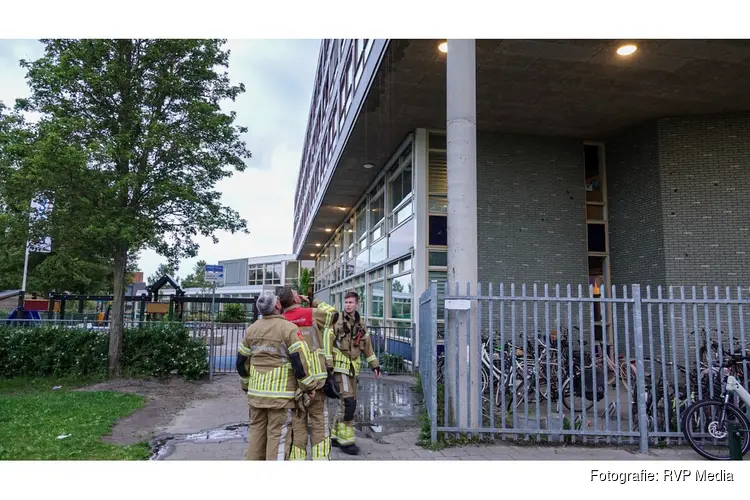 Wateroverlast door verstopt toilet in Heerhugowaard, brandweer slaat raam stuk om pand te betreden