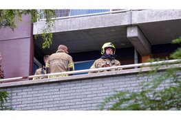 Wateroverlast door verstopt toilet in Heerhugowaard, brandweer slaat raam stuk om pand te betreden