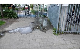 Wateroverlast door verstopt toilet in Heerhugowaard, brandweer slaat raam stuk om pand te betreden