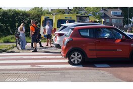 Oudere vrouw zwaargewond na aanrijding op rotonde