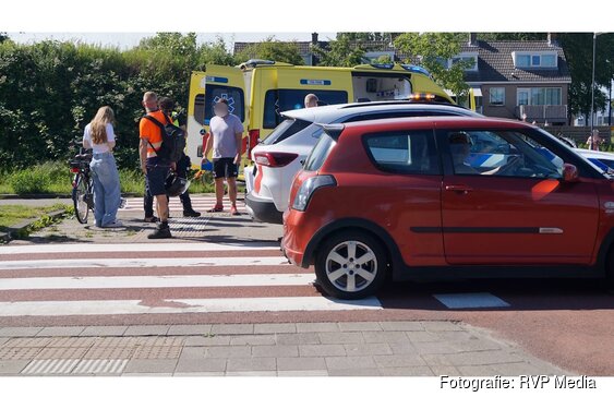 Oudere vrouw zwaargewond na aanrijding op rotonde