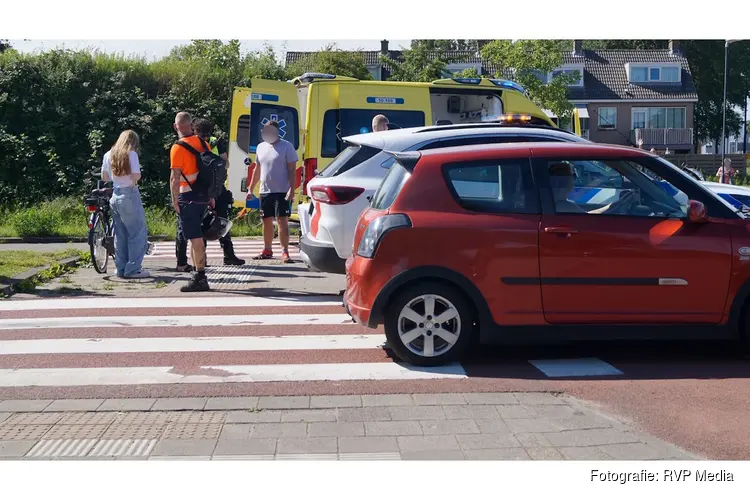 Oudere vrouw zwaargewond na aanrijding op rotonde