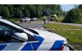 Oudere vrouw zwaargewond na aanrijding op rotonde