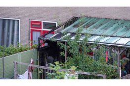 Bewoners blussen brand in overkapping van woning in Heerhugowaard