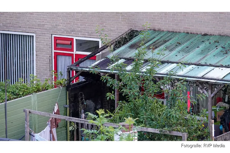 Bewoners blussen brand in overkapping van woning in Heerhugowaard