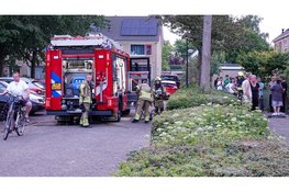 Bewoners blussen brand in overkapping van woning in Heerhugowaard