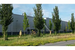 Grote brand bij kunststof productiebedrijf in Heerhugowaard, N194 afgesloten