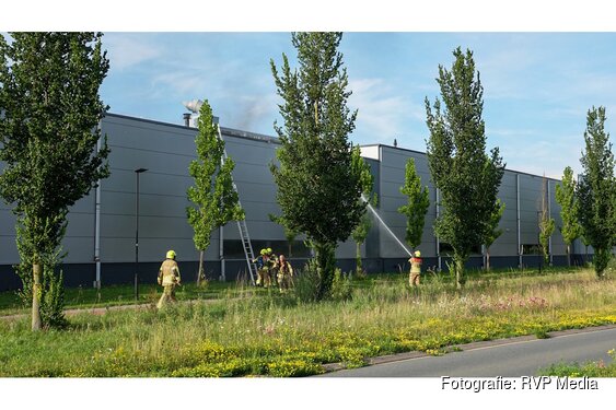 Grote brand bij kunststof productiebedrijf in Heerhugowaard, N194 afgesloten