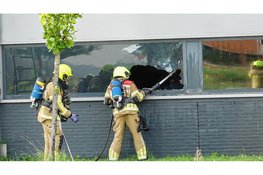 Grote brand bij kunststof productiebedrijf in Heerhugowaard, N194 afgesloten