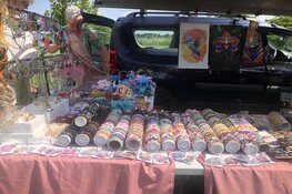 Van zolderopruiming tot verzamelobject op de kofferbakmarkt Strand van Luna
