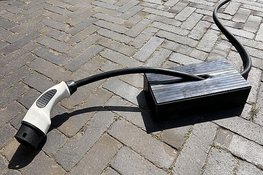 Proef met elektrisch laden via een kabel via de stoep