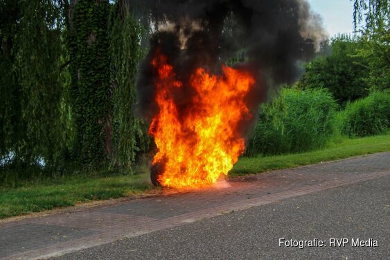 Scooter volledig uitgebrand aan de Vosmaerlaan in Heerhugowaard
