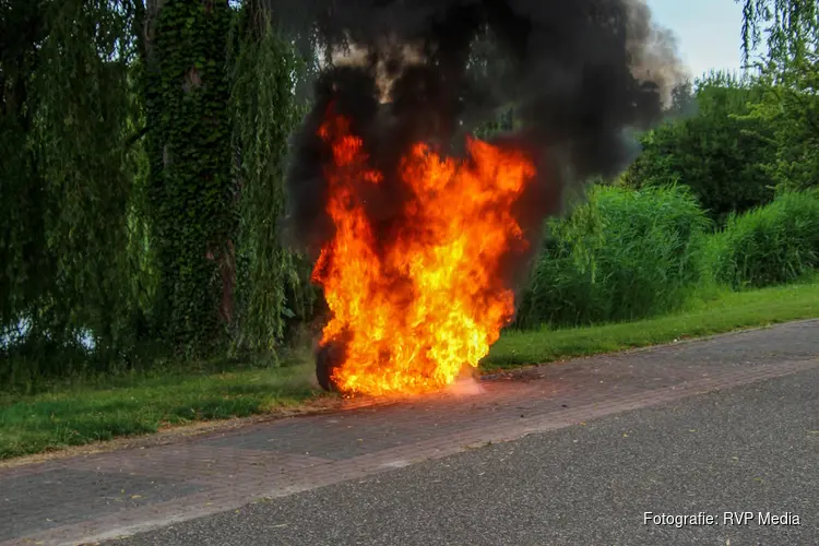 Scooter volledig uitgebrand aan de Vosmaerlaan in Heerhugowaard