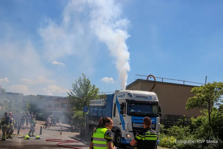 Motor van pompinstallatie van vrachtwagen vliegt in brand in Heerhugowaard