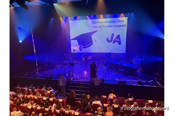Leerlingen Jan Arentsz Langedijk nemen diploma in ontvangst