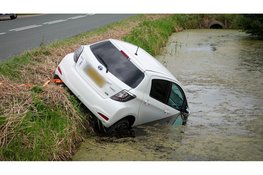 Automobilist verliest macht over het stuur en belandt in sloot Heerhugowaard