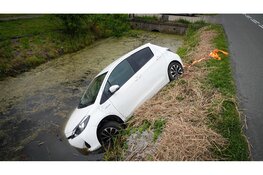 Automobilist verliest macht over het stuur en belandt in sloot Heerhugowaard