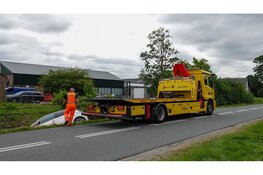Auto rolt het water in op Jan Glijnisweg in Heerhugowaard