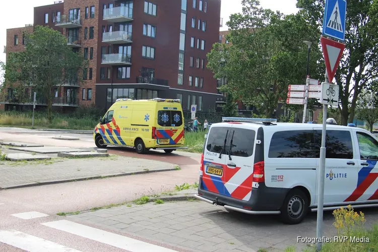 Scooterrijder aangereden door auto op rotonde in Heerhugowaard