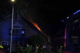 Uitslaande brand in historisch pand met huisartsenpost in Zuid-Scharwoude