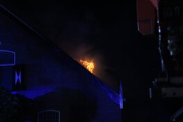 Uitslaande brand in historisch pand met huisartsenpost in Zuid-Scharwoude
