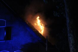 Uitslaande brand in historisch pand met huisartsenpost in Zuid-Scharwoude