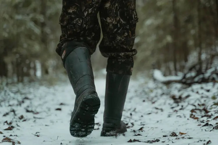 Klaar voor het natte seizoen: waar je op let bij outdoorschoeisel