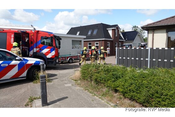 Brandweer blust brand bij woonwagen in Heerhugowaard