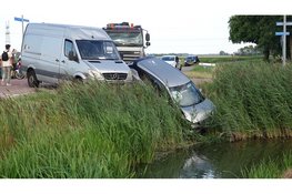 Auto bijna te water bij ongeval in Oterleek, veel schade