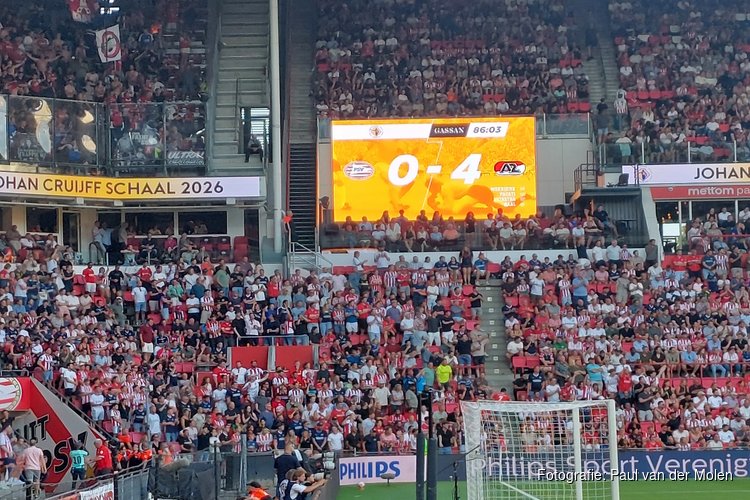AZ overtuigt tegen tiental PSV en verovert Johan Cruijff Schaal