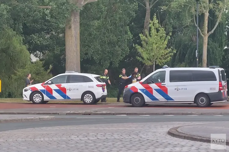 Verwarde man zorgt voor overlast langs drukke weg en wordt aangehouden