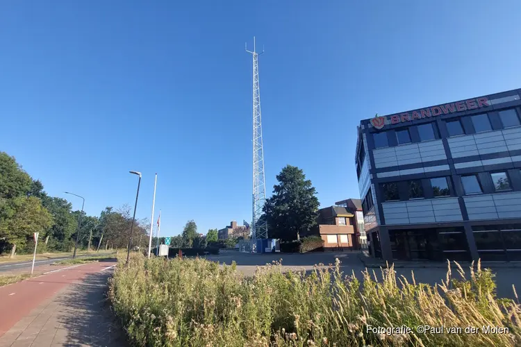 Nieuwe 52 meter hoge C2000-zendmast geplaatst bij politiebureau Heerhugowaard
