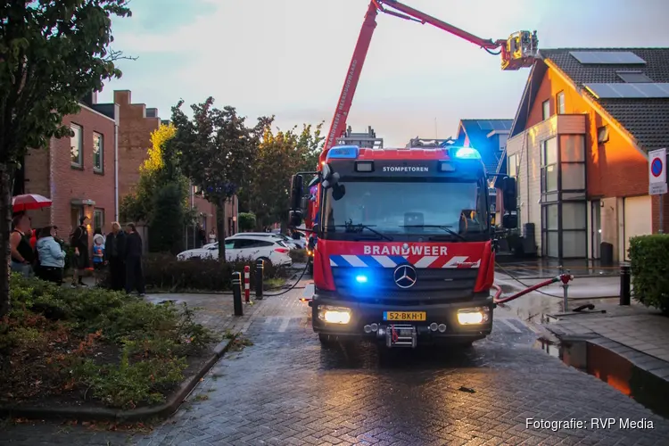Blikseminslag veroorzaakt brand op dak van woning Heerhugowaard