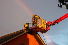 Blikseminslag veroorzaakt brand op dak van woning Heerhugowaard
