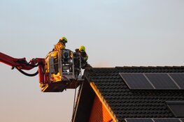Blikseminslag veroorzaakt brand op dak van woning Heerhugowaard