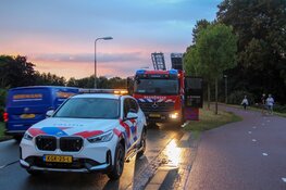 Auto te water langs Twuyverweg in Sint Pancras